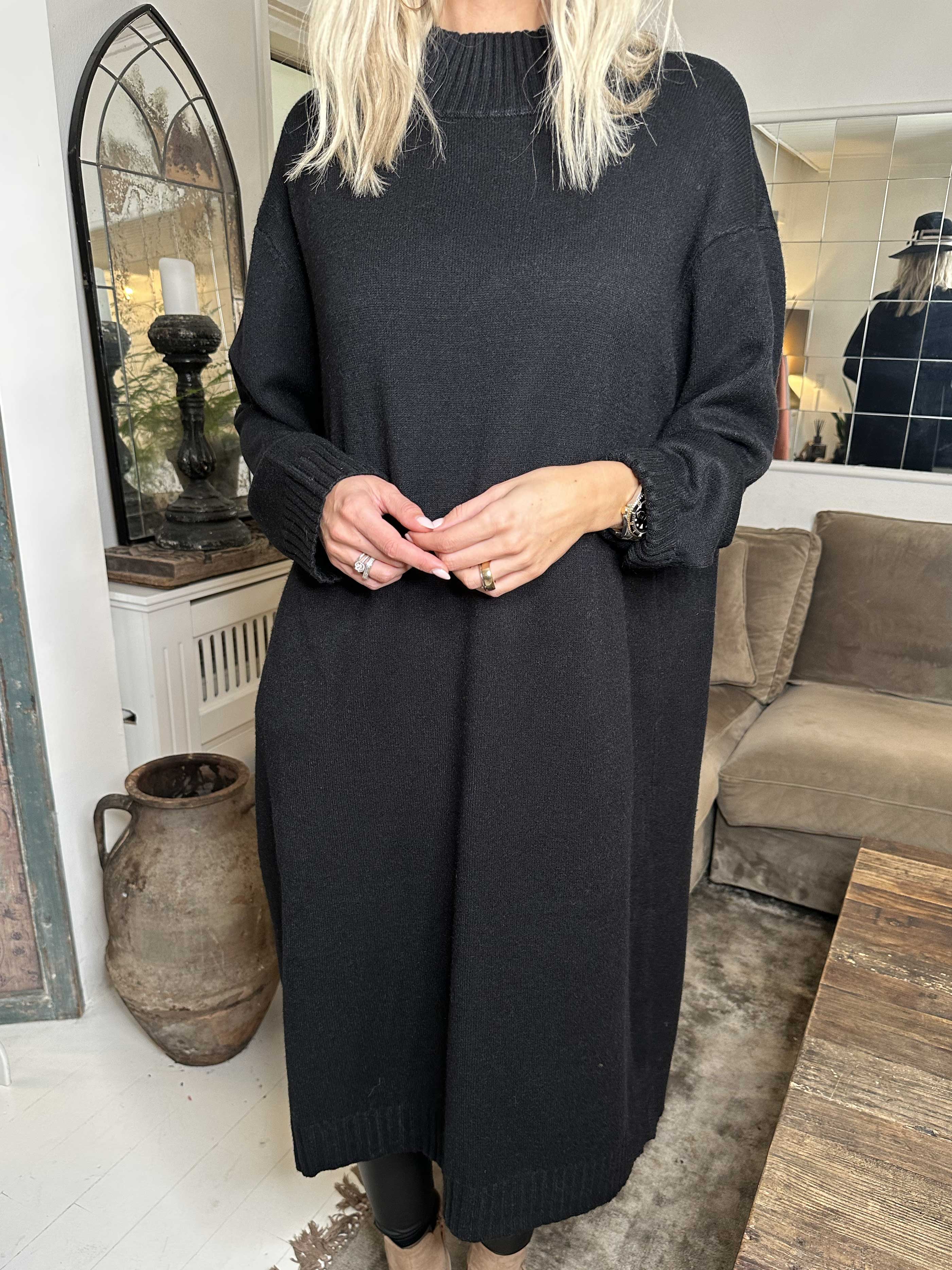 Katia - Snygg mjuk stickad klänning